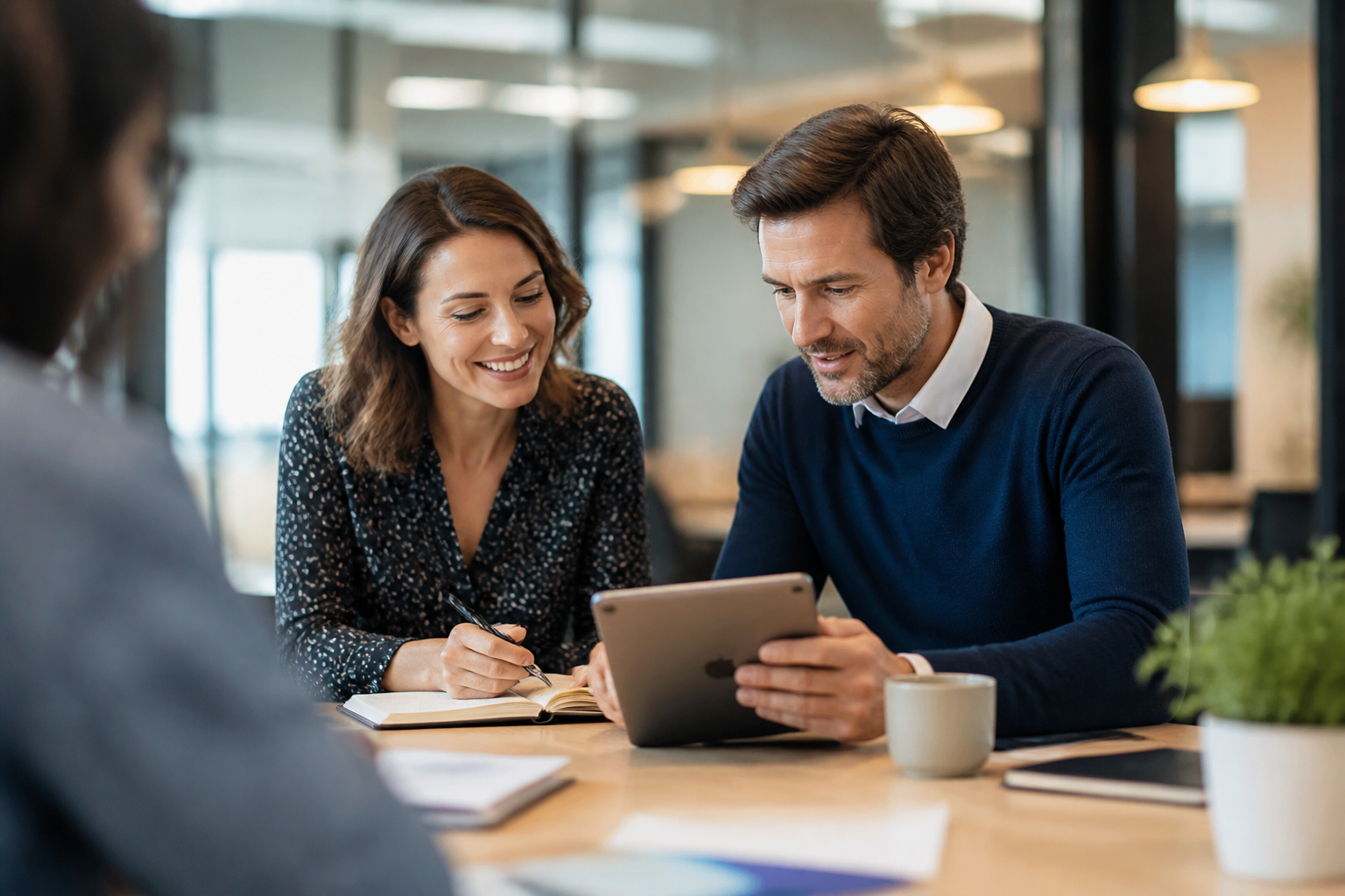 Manager et responsable RH en discussion autour d’un projet de formation