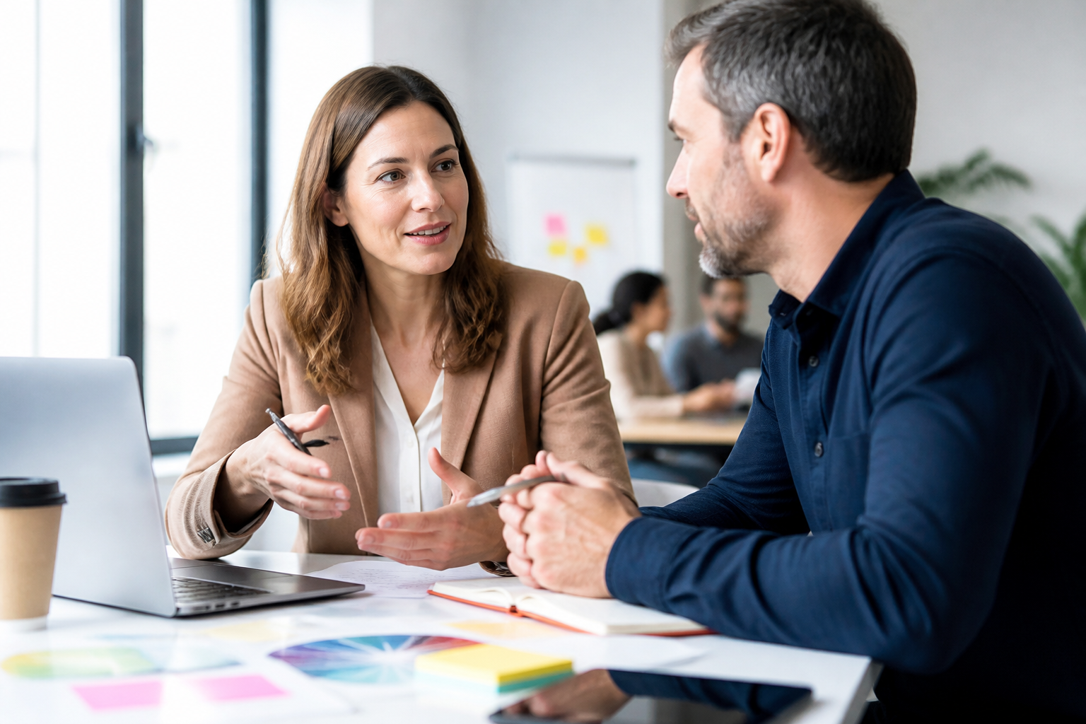 Responsable RH en discussion avec un formateur lors d'un échange professionnel