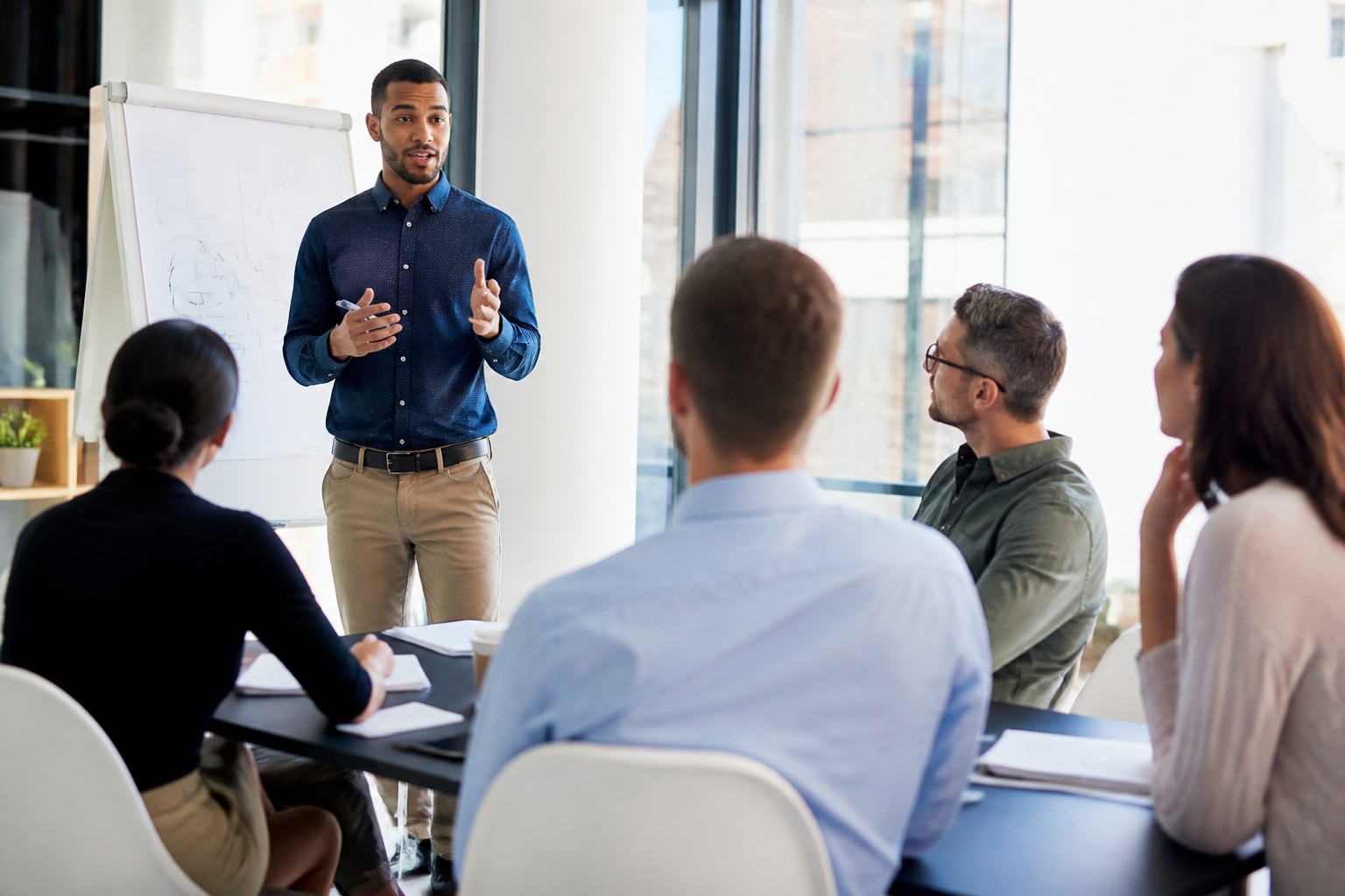 Atelier de formation professionnelle avec un formateur et participants attentifs