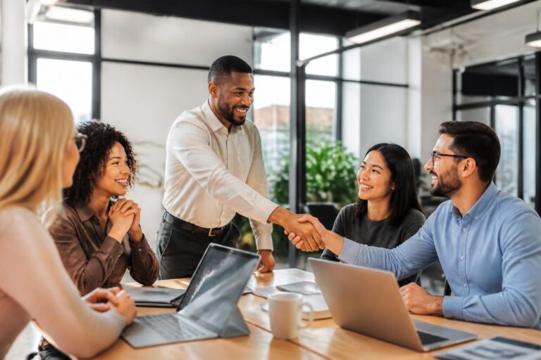 découvrez ce que sont les soft skills, pourquoi elles sont essentielles dans la vie professionnelle et comment les développer pour réussir.