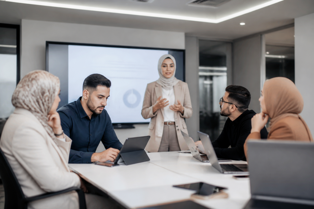 Groupe de professionnels marocains en formation dans une salle équipée de matériels digitaux