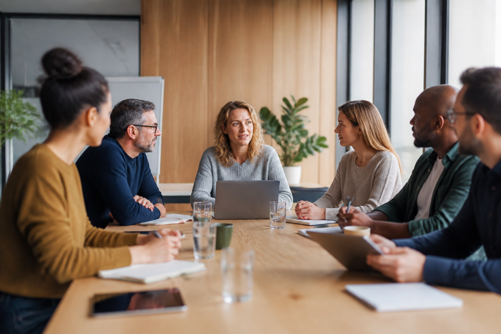 Groupe de professionnels en formation continue en réunion de travail