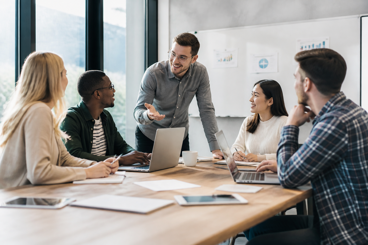 Groupe en formation dans une salle de réunion, échange d'idées et collaboration