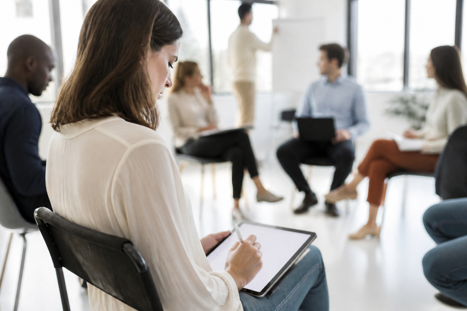 Participant à une formation professionnelle utilisant une tablette numérique