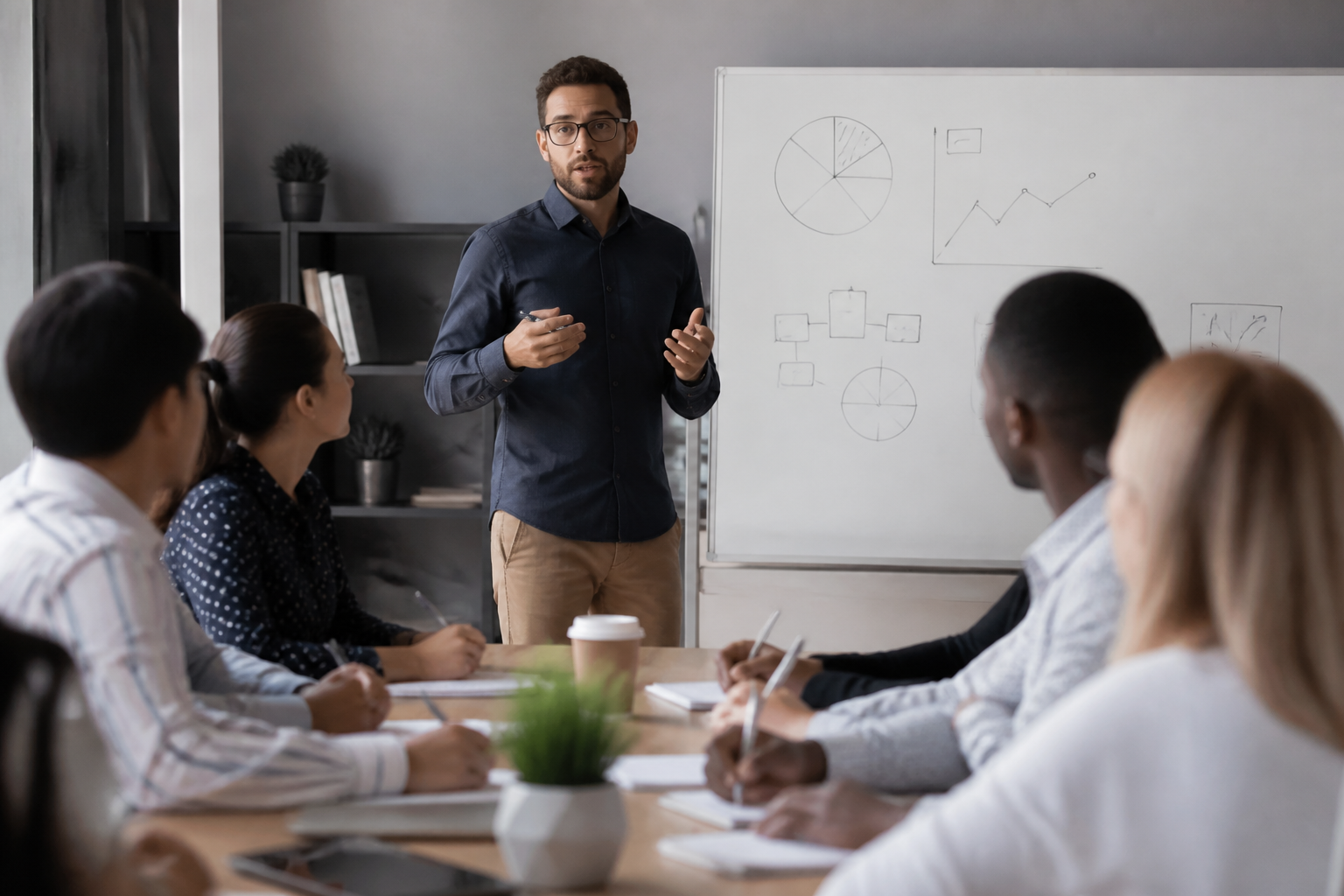 Formation en présentiel avec un formateur et des participants attentifs